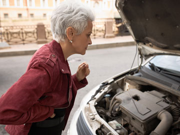 Ein frustrierter Blick in das Autoinnere bewegt Sie Motorschaden Ankauf Maintal anzurufen